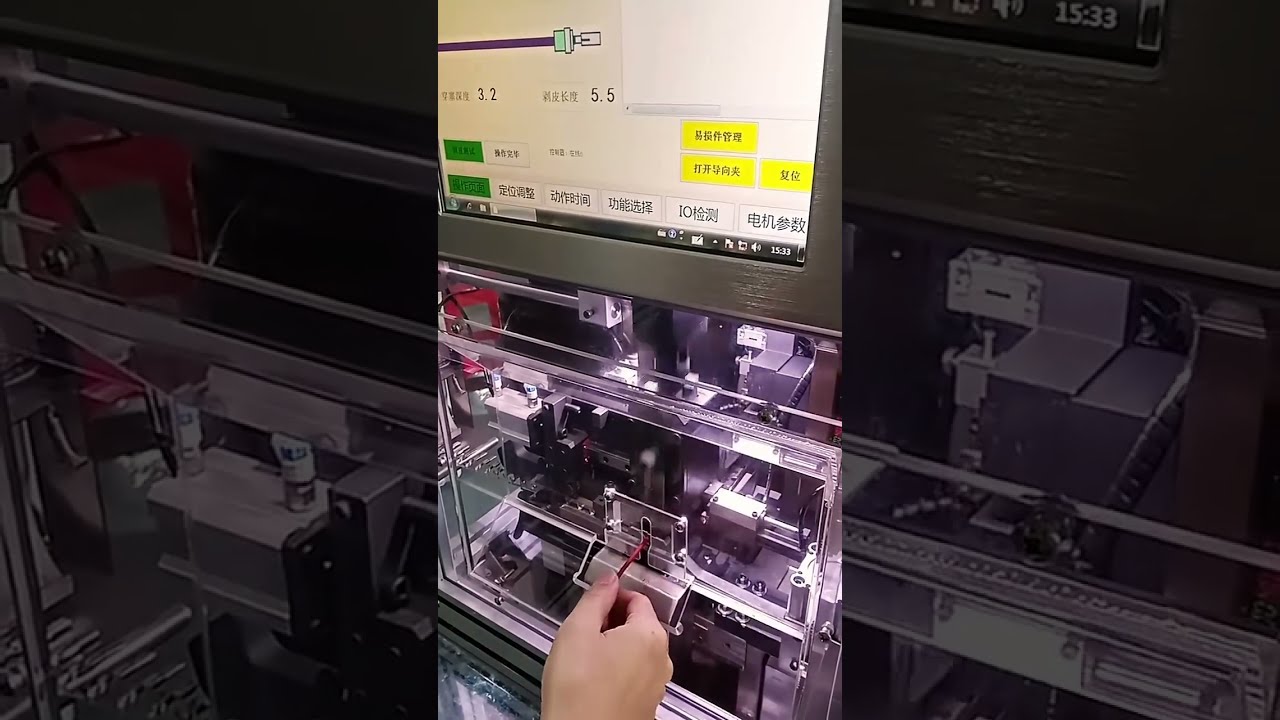 Effektiv automatisk maskine til afisolering, indsætning af vandtætte stik og presning af terminaler #fabrik #maskine
